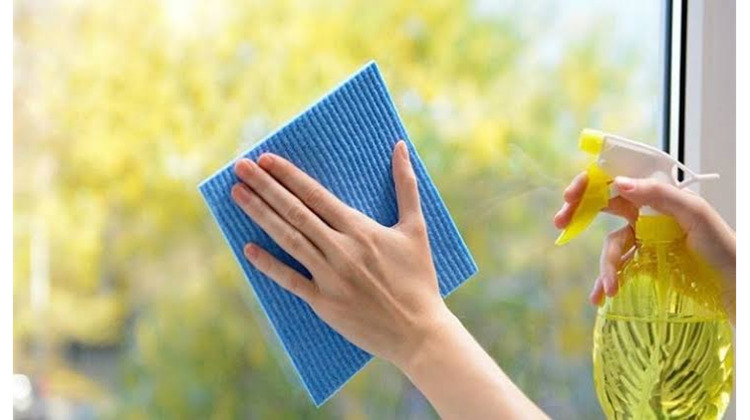 Lau cửa kính bằng cồn 70 độ giúp tẩy sạch các dấu vân tay bám trên bề mặt kính