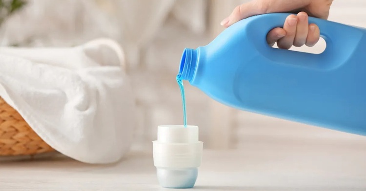 Lau cửa kính bằng nước xả vải giúp hạn chế tĩnh điện, ngăn chặn bụi bẩn bám lại trên kính