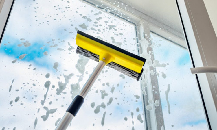 Lau cửa kính bằng nước lau chuyên dụng giúp tẩy sạch vết bẩn cứng đầu một cách tiện lợi