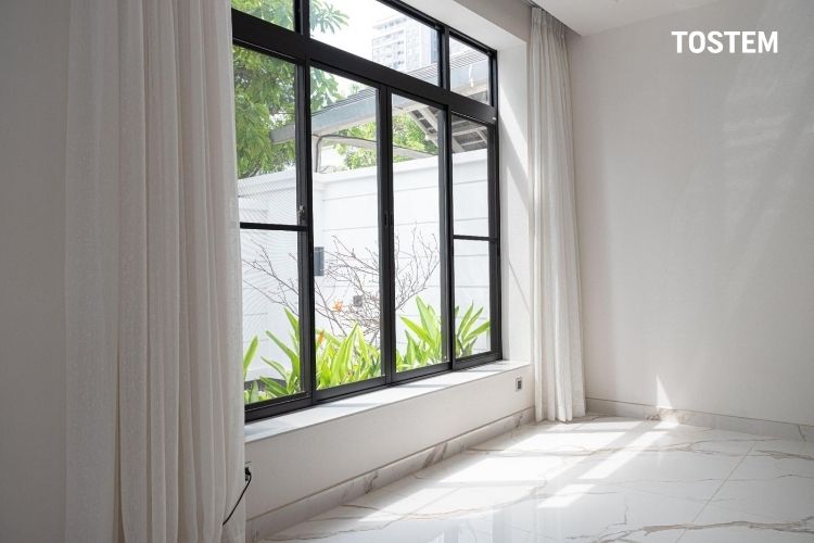 Thiết kế cửa sổ 4 cánh nhôm kính kết hợp rèm che tinh tế, đẹp