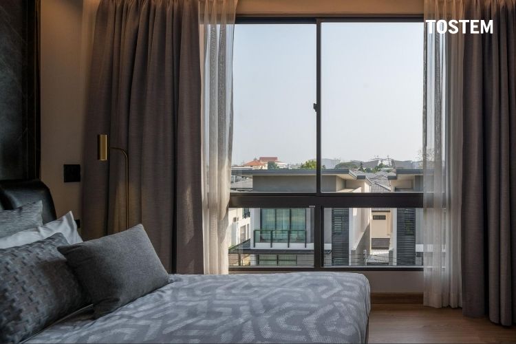 Cửa sổ lùa nhôm kính phòng ngủ đẹp sang cho nhà phố