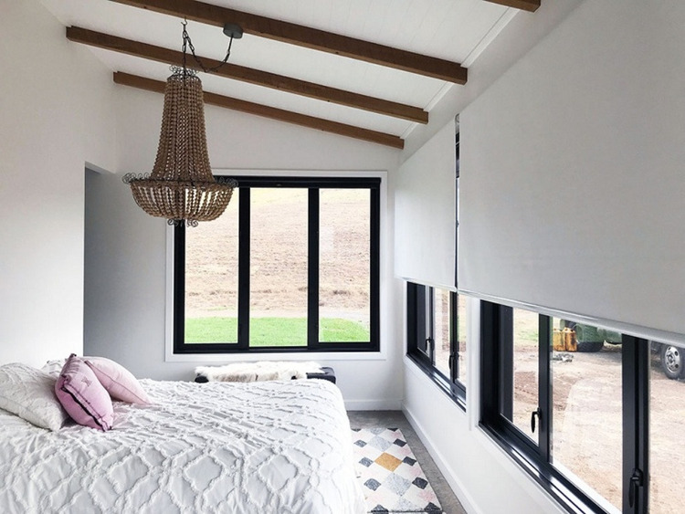 Cửa sổ phòng ngủ với thiết kế đơn giản và tinh gọn