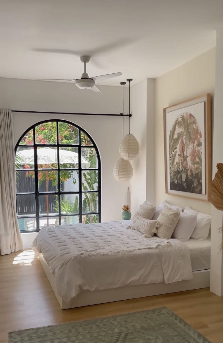 Cửa sổ nhôm kính lớn dạng vòm và trang trí nan nhôm phong cách cổ điển