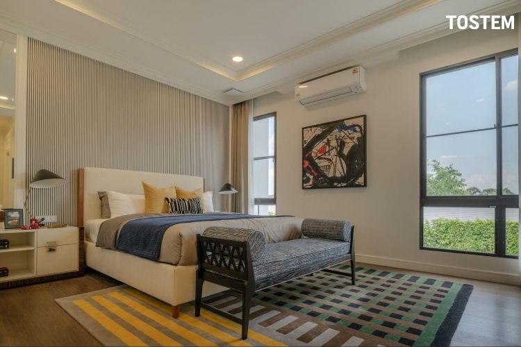 Thiết kế phòng ngủ phối màu tinh tế và các họa tiết kẻ ô, sọc ngang thể hiện cá tính gia chủ