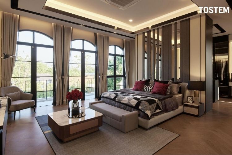 Thiết kế phòng ngủ lớn, hiện đại thay thế các bức tường thô cứng thành cửa kính, vách ngăn tinh tế