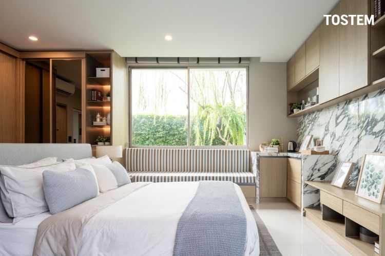 Thiết kế phòng ngủ hiện đại kết hợp cửa nhôm slim tinh tế, đón ánh sáng tự nhiên