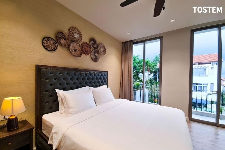 Mẫu phòng ngủ sử dụng các tông màu trắng, đen, nâu tạo nên vẻ đẹp sang trọng, ấm cúng