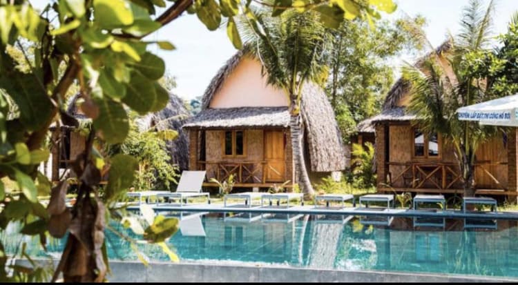 Thiết kế Bungalow với mái lá và vật liệu tự nhiên, thoáng mát và thư giãn