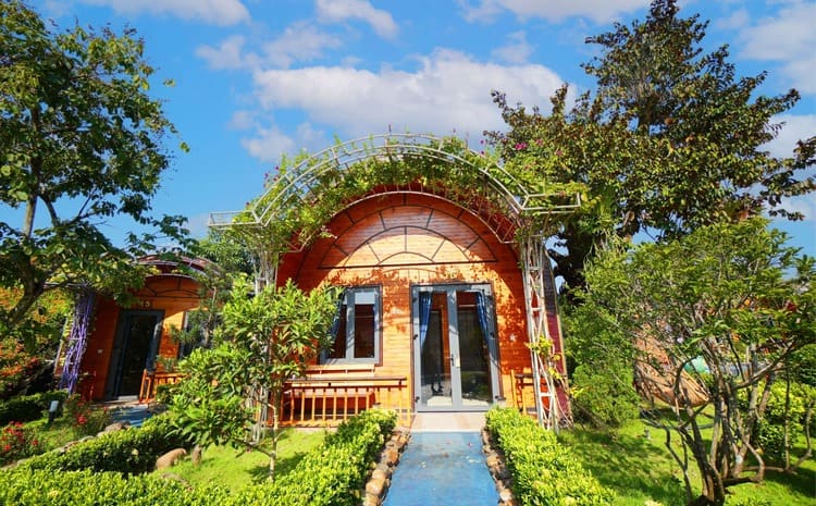 Mẫu Bungalow có sân vườn xanh mát, thư giãn
