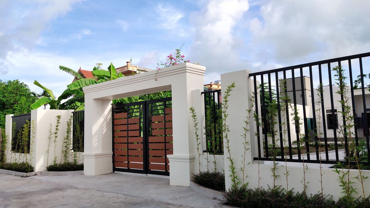 Cổng rào đẹp ở nông thôn sử dụng các thanh kim loại cách đều, cân đối và đẹp mắt