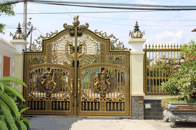 Cổng rào với hoạ tiết mạ vàng kiến tạo vẻ đẹp sang trọng, đẳng cấp thượng lưu