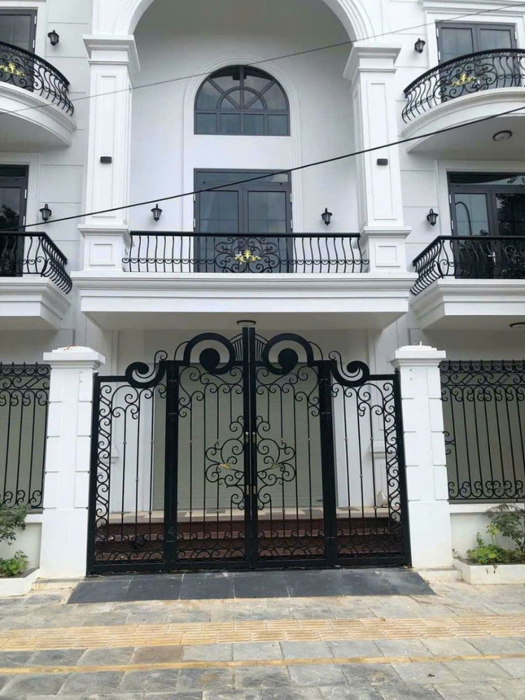 Cổng rào sắt với thiết kế uốn lượn mềm mại, vẻ đẹp thanh thoát và sang trọng