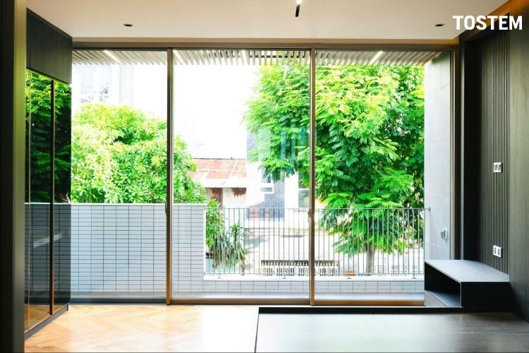 Mẫu cửa lùa ban công khung nhôm mảnh, kiến tạo tầm nhìn đẹp