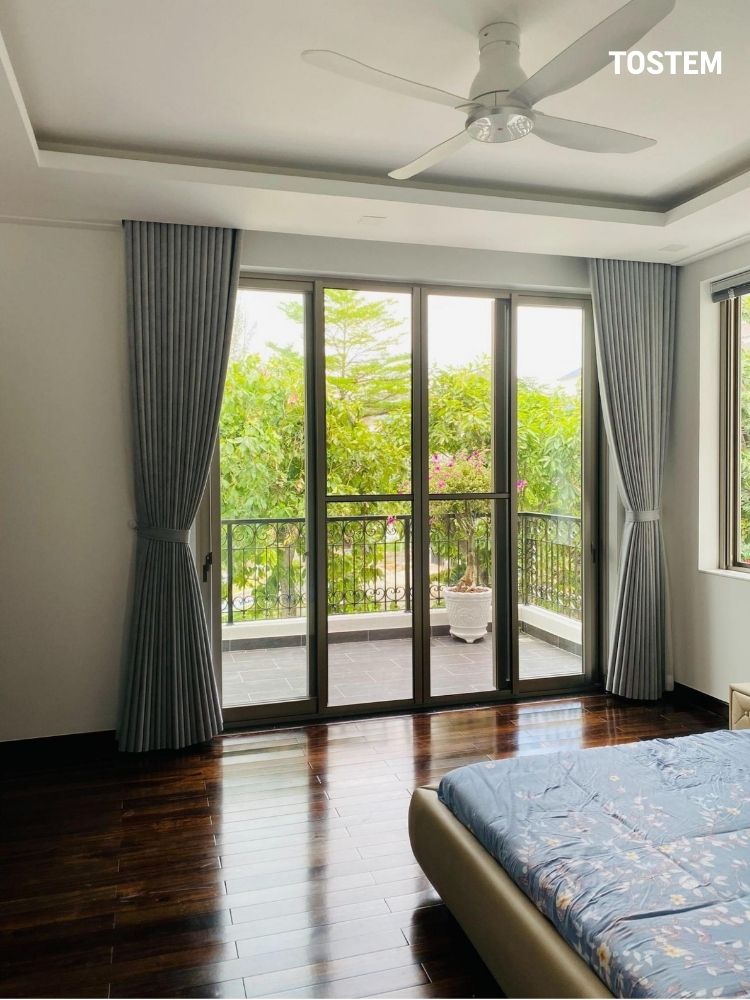 Mẫu cửa nhôm 4 cánh mở lùa cho ban công phòng ngủ đẹp, hiện đại