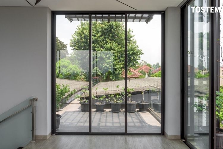 cửa đi trượt nhôm 3 cánh cho ban công cách âm, cách nhiệt vượt trội