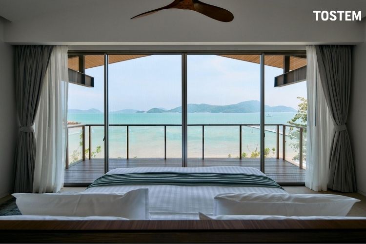 Cửa đi lùa ban công đẹp, cao cấp cho khách sạn, resort nghỉ dưỡng