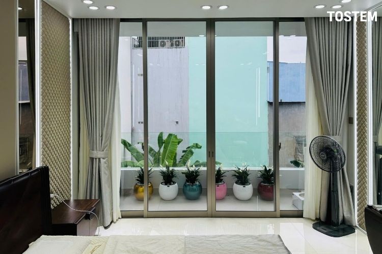 Cửa lùa ban công thường sử dụng khung nhôm nhẹ, chống ăn mòn