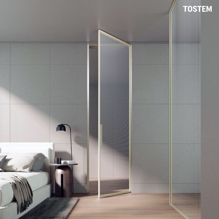 Cửa slim nhôm kính mở quay hiện đại ngăn cách phòng ngủ và phòng thay đồ