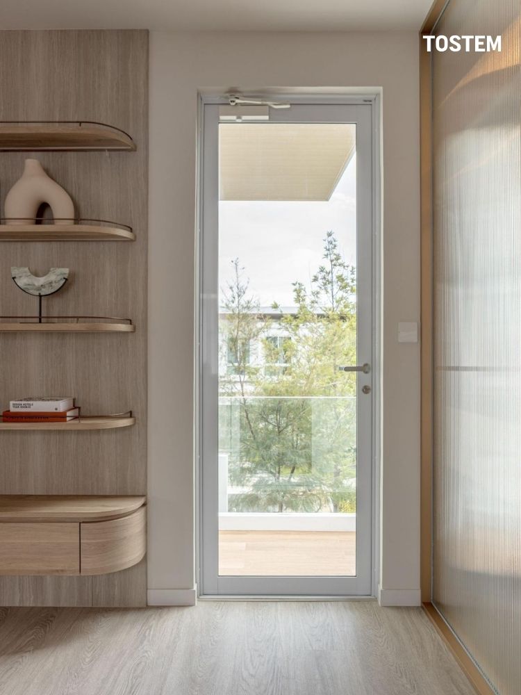Mẫu cửa slim mở quay nhôm kính 1 cánh đẹp, hiện đại