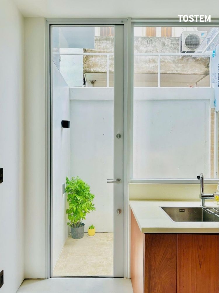 Mẫu cửa nhôm kính slim mở quay 1 cánh màu trắng trang nhã cho phòng bếp