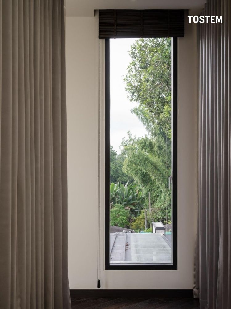 Mẫu cửa sổ slim mở quay 1 cánh thanh mảnh, mở rộng tầm nhìn và tăng cảm giác thoáng đãng