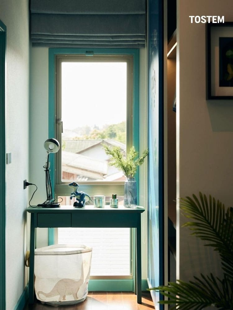Cửa sổ mở quay 1 cánh thiết kế gọn gàng, phù hợp nhiều phong cách kiến trúc