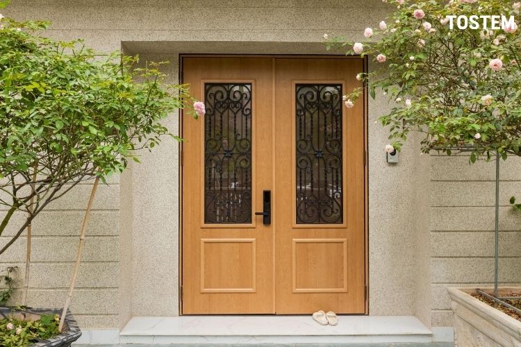 Cửa thép vân gỗ 2 cánh sử dụng lớp dán laminate vân gỗ, bền màu lên đến 10 năm