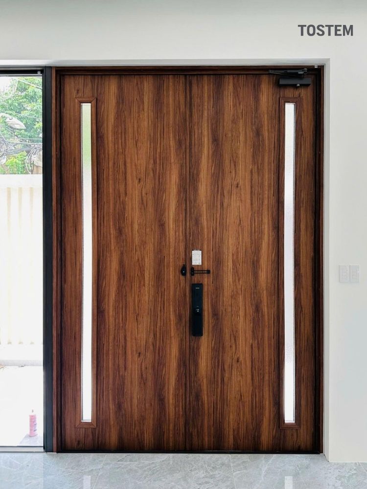 Cửa thép 2 cánh vân gỗ kết hợp ô kính hiện đại, tối ưu ánh sáng tự nhiên