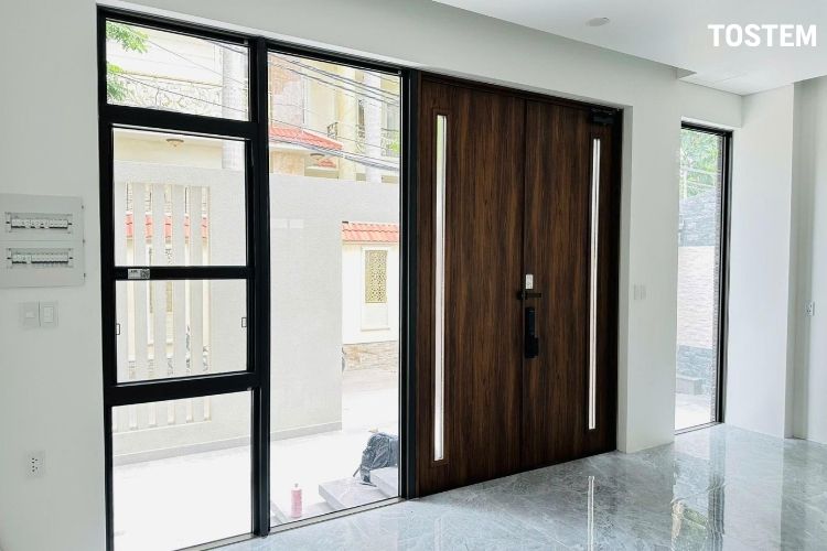Mẫu cửa thép vân gỗ 2 cánh màu Steak kết hợp ô kính tạo cảm giác ấm áp, thông thoáng