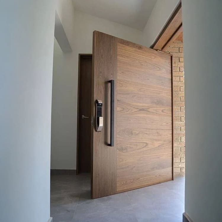 Mẫu cửa thép vân gỗ một cánh lớn nét đẹp cổ điển,