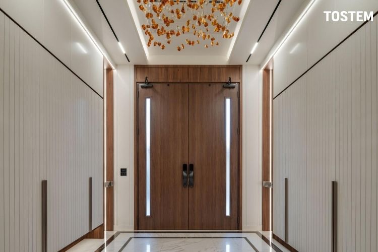 Mẫu cửa thép vân gỗ với thiết kế pano kết hợp kính, mang vẻ đẹp hiện đại và thanh lịch
