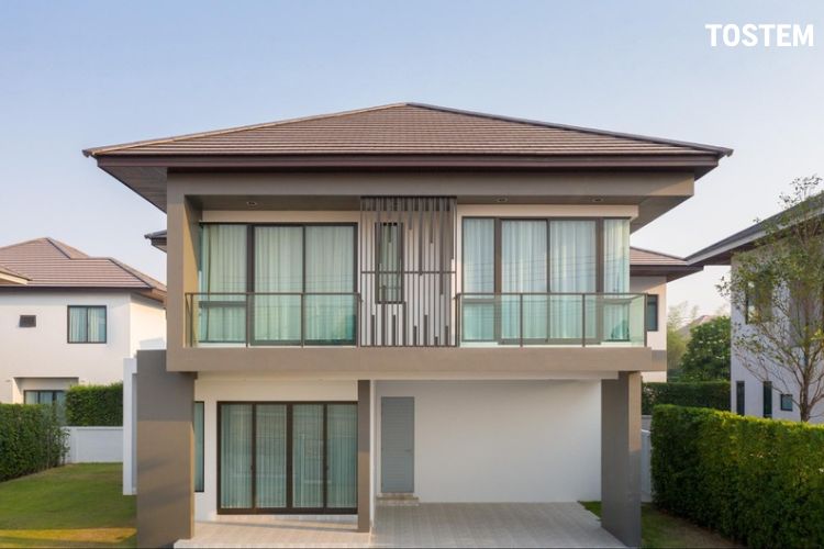 Mẫu nhà 2 tầng mái Nhật đẹp, tạo điểm nhấn hiện đại với cửa nhôm 4 cánh TOSTEM cao cấp