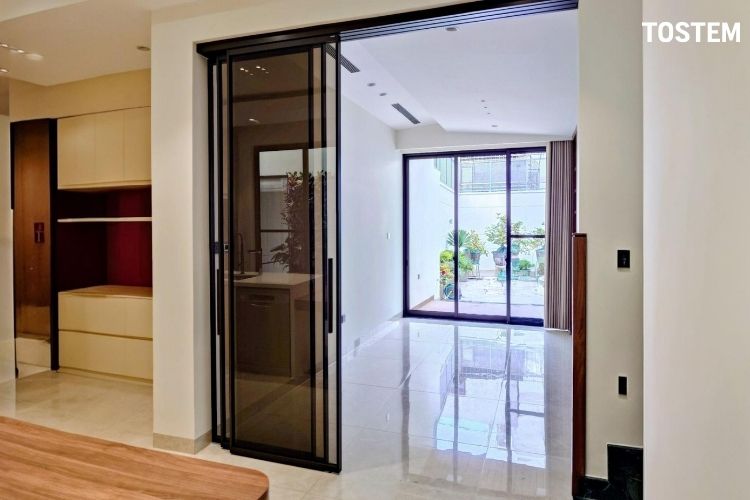 Vách kính ngăn phòng kết hợp cửa đi lùa