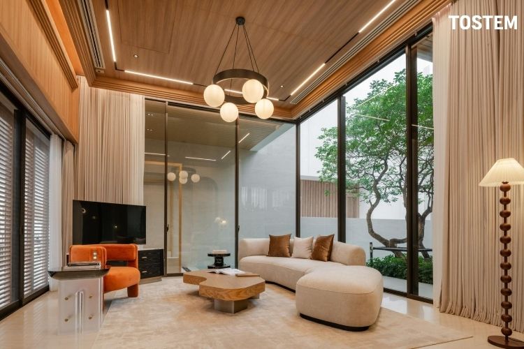 Mẫu vách kính khung nhôm ngăn phòng khách mở trượt giúp tận dụng ánh sáng tự nhiên, gần gũi với thiên nhiên