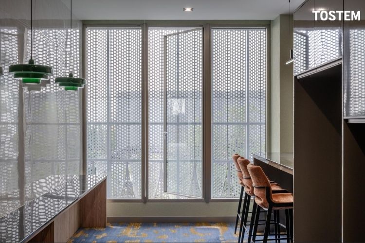 Mẫu thiết kế vách kính văn phòng kết hợp cửa mở quay trang trí bằng lưới nhôm ấn tượng
