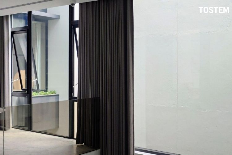 Vách kính văn phòng không khung giúp mở rộng không gian, mang đến vẻ đẹp tinh tế